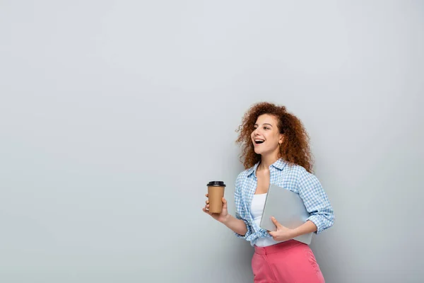 Kahvesini Taşıyan Harika Bir Kadın Gri Arka Planda Dizüstü Bilgisayar — Stok fotoğraf