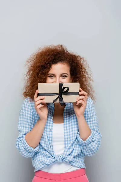 Gioiosa Donna Oscura Viso Con Confezione Regalo Mentre Guarda Fotocamera — Foto Stock