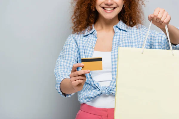 Gedeeltelijk Zicht Lachende Vrouw Met Kredietkaart Boodschappentas Grijze Achtergrond — Stockfoto