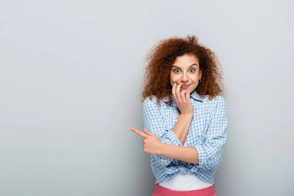 Surprised Woman Pointing Finger While Looking Camera Grey Background — Stock Photo, Image