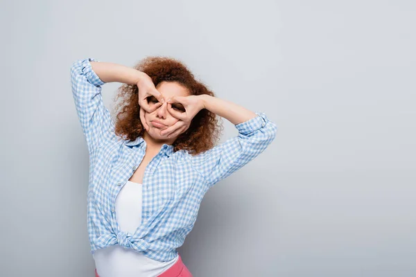 Krullende Vrouw Het Hebben Van Plezier Terwijl Imiteren Verrekijker Met — Stockfoto