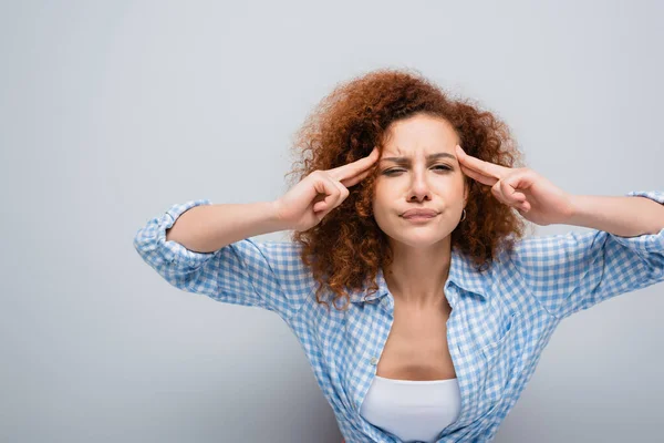 Gespannen Vrouw Aanraken Hoofd Terwijl Denken Grijze Achtergrond — Stockfoto