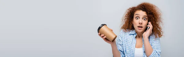 Mulher Chocada Segurando Café Para Enquanto Fala Celular Isolado Cinza — Fotografia de Stock