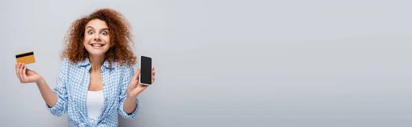 Mulher Animado Segurando Smartphone Com Tela Branco Cartão Crédito Isolado — Fotografia de Stock