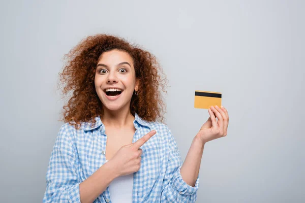 Verbaasd Vrouw Geruit Shirt Wijzend Credit Card Geïsoleerd Grijs — Stockfoto