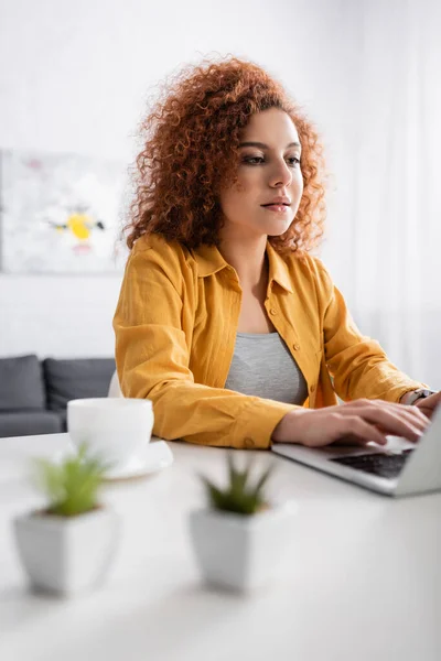 Młody Freelancer Pracuje Laptopie Domu Zamazanym Pierwszym Planie — Zdjęcie stockowe