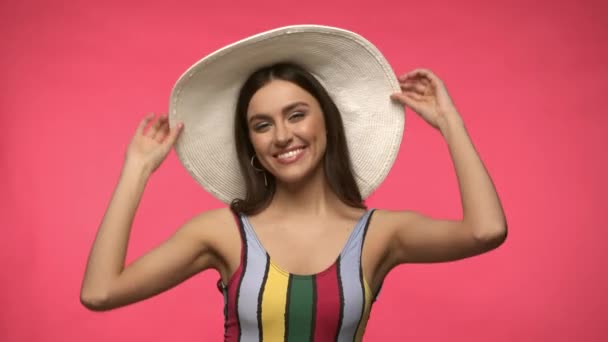 Mujer Positiva Sombrero Sol Traje Baño Aislado Rosa — Vídeos de Stock