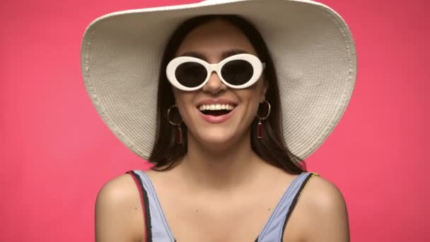 Mujer Asombrada Sombrero Sol Gafas Sol Aisladas Rosa — Vídeo de stock