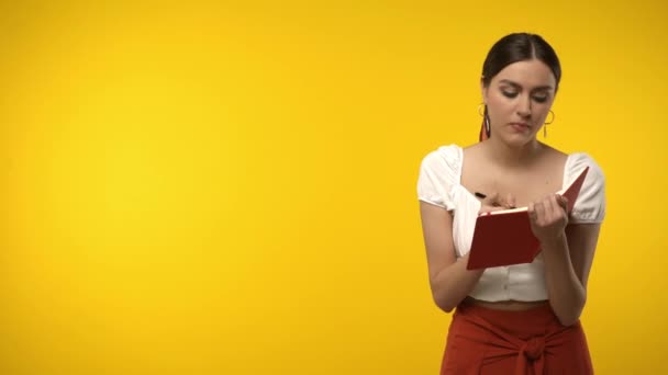 Бажана Жінка Пише Ноутбуці Ізольовано Жовтому — стокове відео