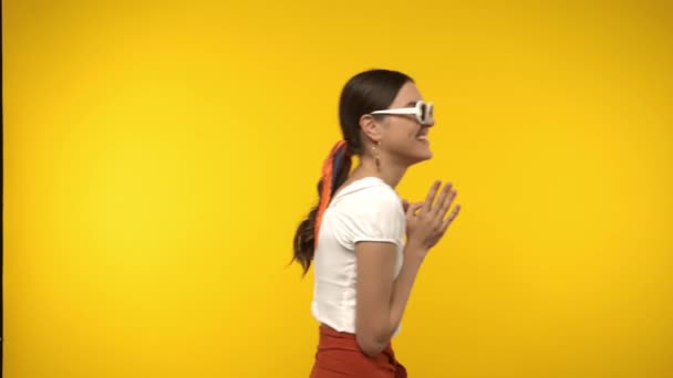 Lächelnder Tourist Mit Sonnenbrille Spaziert Vereinzelt Auf Gelbem Grund — Stockvideo