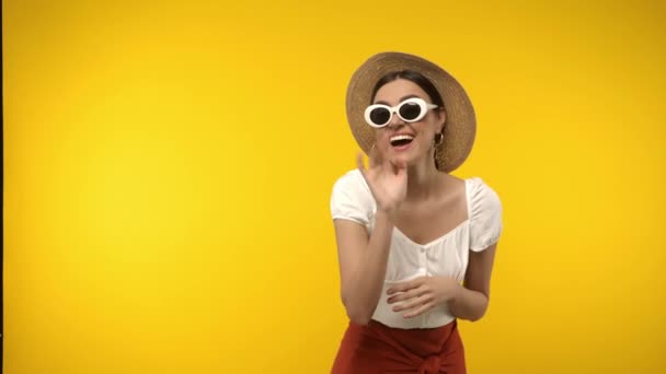 Χαμογελώντας Ταξιδιώτη Καπέλο Ήλιο Κουνώντας Χέρι Απομονώνονται Κίτρινο — Αρχείο Βίντεο