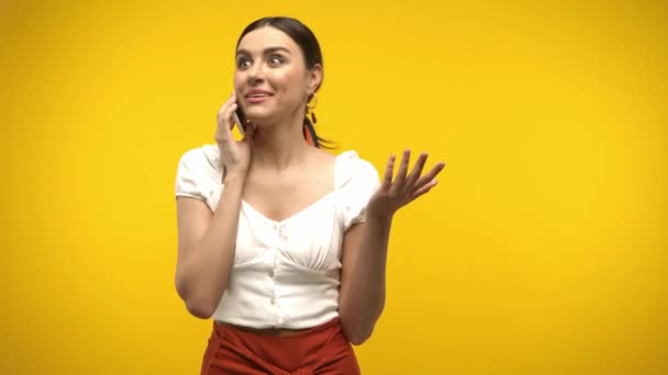 Veselá Žena Mluví Mobilním Telefonu Izolované Žluté — Stock video