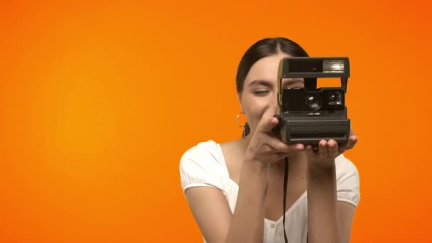 Улыбающаяся Женщина Помощью Винтажной Камеры Изолированной Оранжевый — стоковое видео