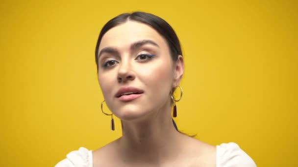 Mulher Morena Espantada Olhando Para Câmera Isolada Amarelo — Vídeo de Stock