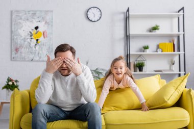 Babam oturma odasında neşeli çocuğun yanında gözlerini kapatıyor. 