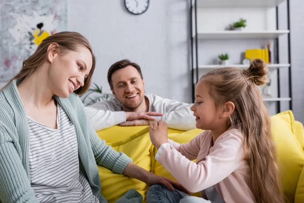 Mulher Olhando Para Filha Sorridente Perto Marido Fundo Borrado — Fotografia de Stock