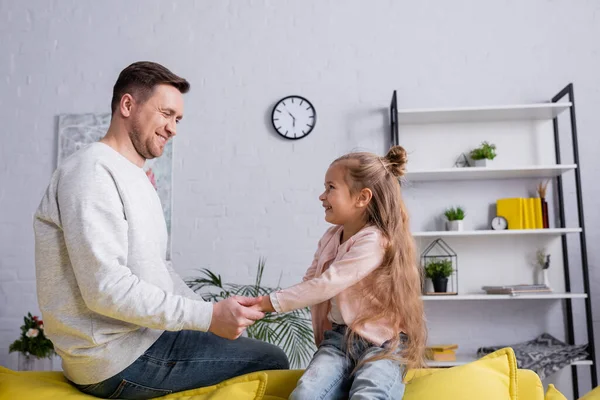 Homem Segurando Mão Filha Sorridente Casa — Fotografia de Stock