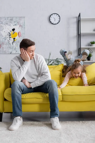 Happy Girl Having Fun Father Couch — Stock Photo, Image