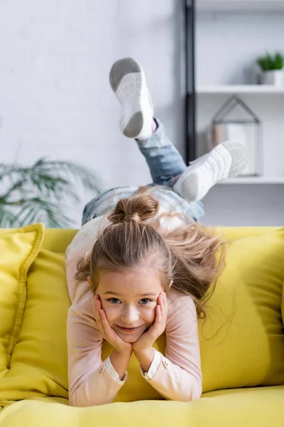 Lächelndes Kind Blickt Auf Couch Die Kamera — Stockfoto