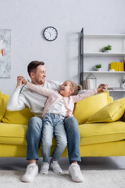 Smiling Father Holding Hands Daughter Couch — Stock Photo, Image
