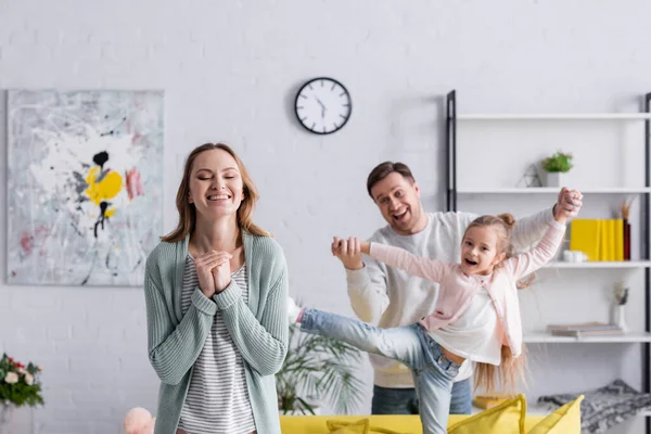 Mulher Alegre Perto Família Divertindo Fundo Embaçado — Fotografia de Stock