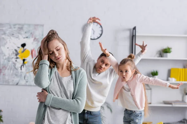 Tired Woman Standing Husband Kid Blurred Background — Stock Photo, Image