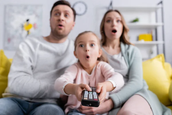 Controlador Remoto Manos Niño Excitado Cerca Los Padres Sobre Fondo — Foto de Stock