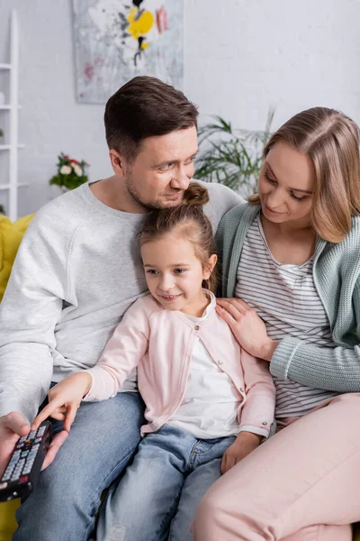 Pais Sentados Perto Filha Com Controlador Remoto — Fotografia de Stock