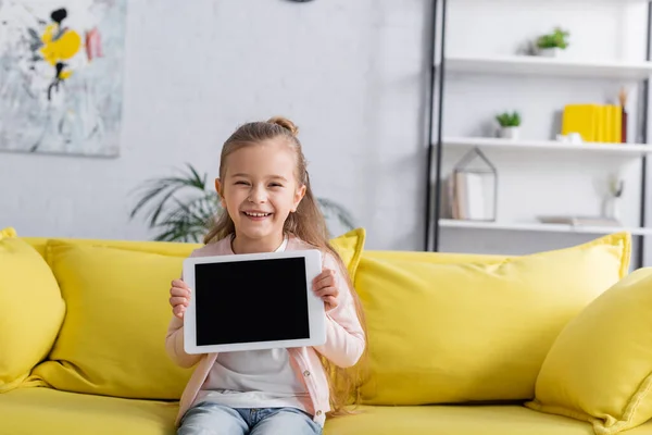 Lächelndes Kind Hält Digitales Tablet Mit Leerem Bildschirm Auf Couch — Stockfoto