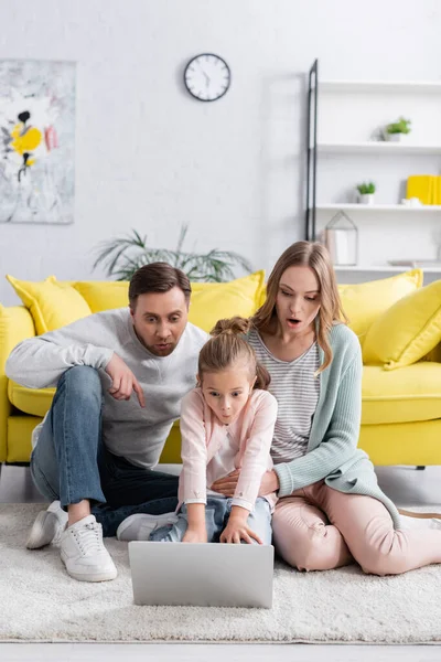 Amazed Family Using Laptop Floor Living Room — Stock Photo, Image