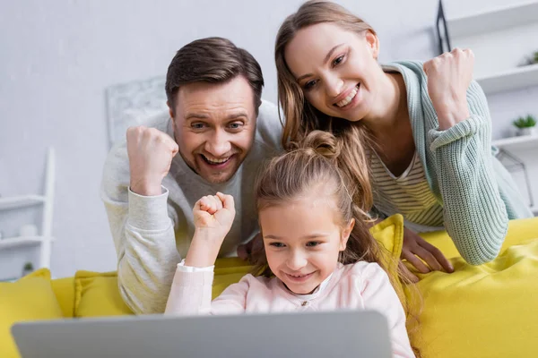 Família Mostrando Sim Gesto Usar Laptop Primeiro Plano Desfocado — Fotografia de Stock