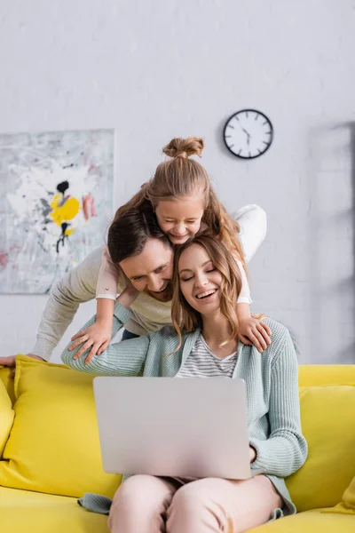 Mann Und Kind Umarmen Lächelnde Frau Mit Laptop — Stockfoto