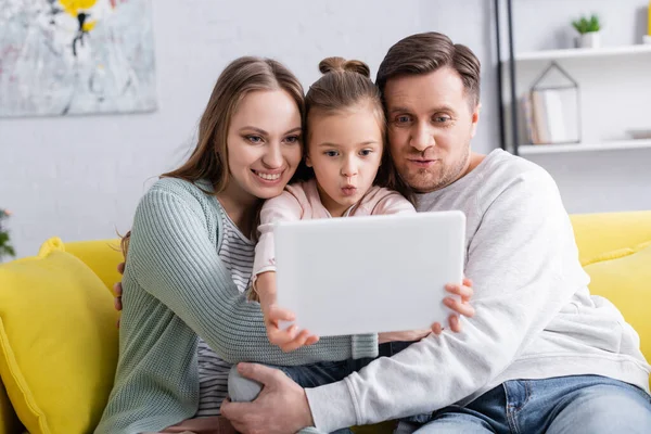 Kid Pouting Lips While Taking Selfie Digital Tablet Parents — Stock Photo, Image