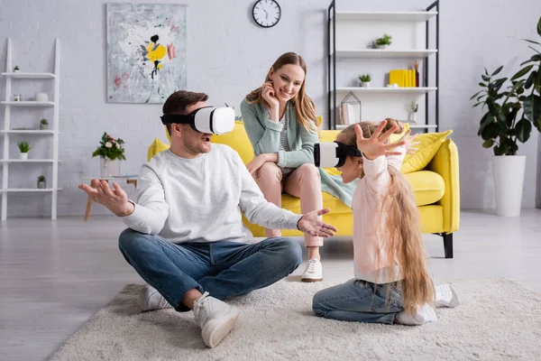 Padre Hija Jugando Auriculares Realidad Virtual Cerca Madre Sofá — Foto de Stock