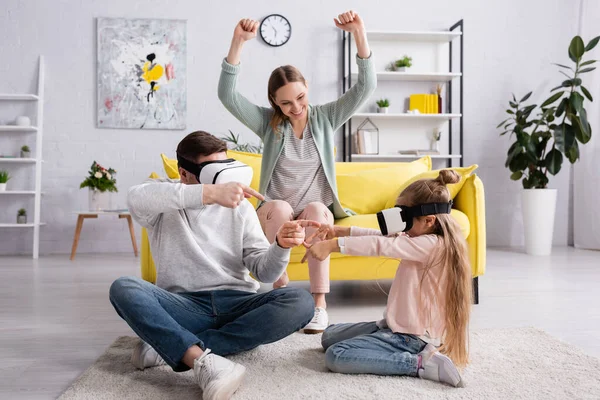 Otec Dítě Hrát Virtuální Realitě Sluchátka Poblíž Veselá Matka — Stock fotografie