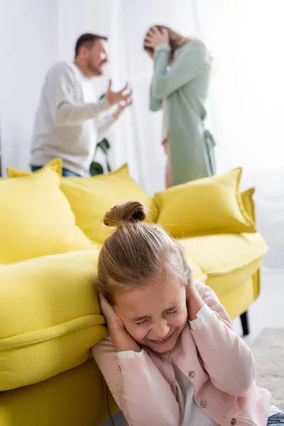 Niño Asustado Cubriendo Oídos Mientras Los Padres Pelean — Foto de Stock