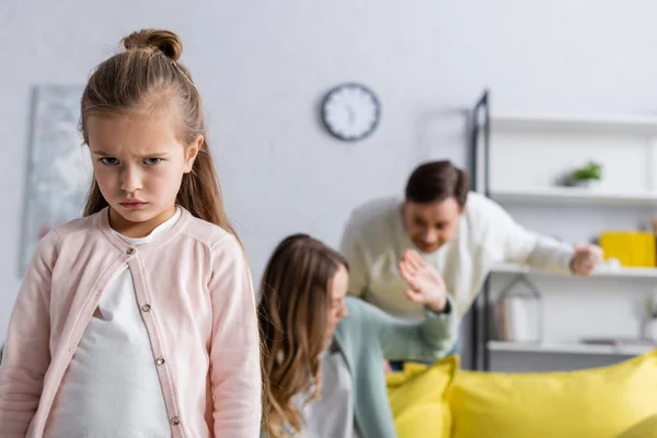 Enfant Mécontent Regardant Caméra Pendant Que Les Parents Querellent — Photo