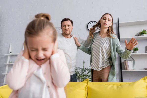 Hombre Sosteniendo Pelo Esposa Durante Pelea Cerca Hija Asustada Primer — Foto de Stock