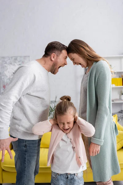 Enfant Couvrant Les Oreilles Entre Parents Hurlants — Photo