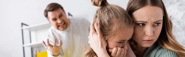 Mujer Abrazando Niño Cerca Gritando Padre Pancarta — Foto de Stock