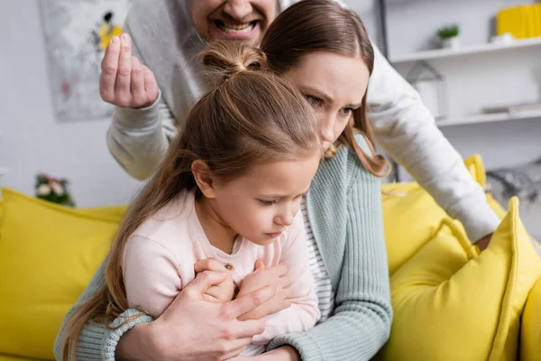 Mujer Abrazando Hija Mientras Marido Peleando Casa — Foto de Stock