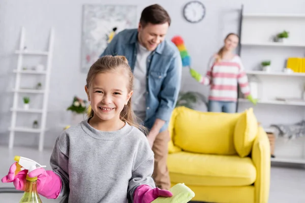 Ragazza Con Straccio Detergente Piedi Vicino Genitori Sfondo Sfocato — Foto Stock