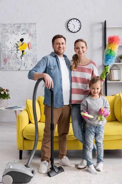 Temizlik Malzemeleri Olan Aile Oturma Odasında Kameraya Gülümsüyor — Stok fotoğraf
