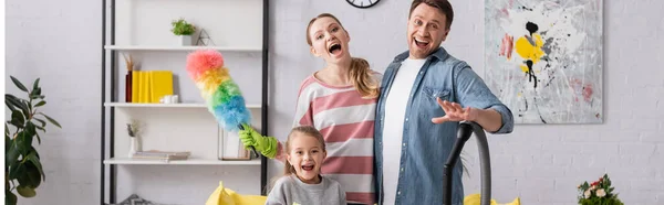 Amazed Family Cleaning Supplies Looking Camera Banner — Stock Photo, Image