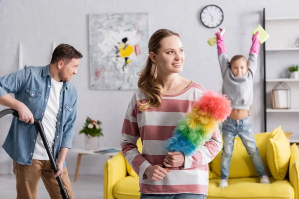 Donna Allegra Con Spazzola Polvere Piedi Vicino Alla Casa Pulizia — Foto Stock