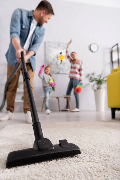 Man Cleaning Carpet Daughter Kid Blurred Background — Stock Photo, Image