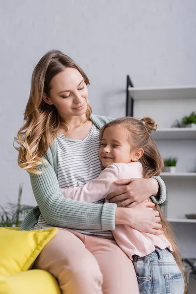 Vrouw Omarmen Gelukkig Kind Woonkamer — Stockfoto