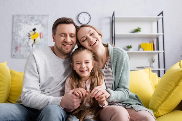 Happy Parents Holding Hands Daughter — Stock Photo, Image