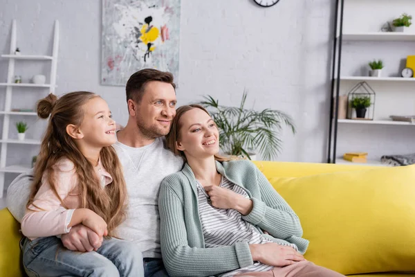 Familia Sonriente Mirando Hacia Otro Lado Sofá Amarillo —  Fotos de Stock