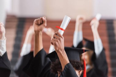 Afrika kökenli Amerikalı bir öğrencinin diploması olduğu görüşü. 